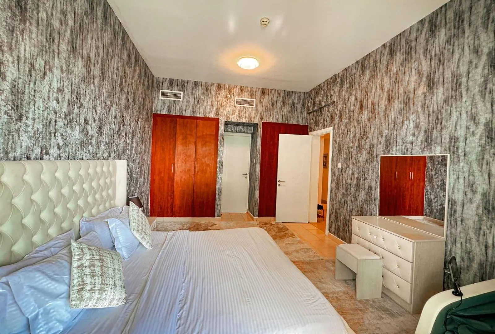 Ultra Luxurious 1 Bhk Apartment Marina Dubai 28Th Floor - Escan Tower